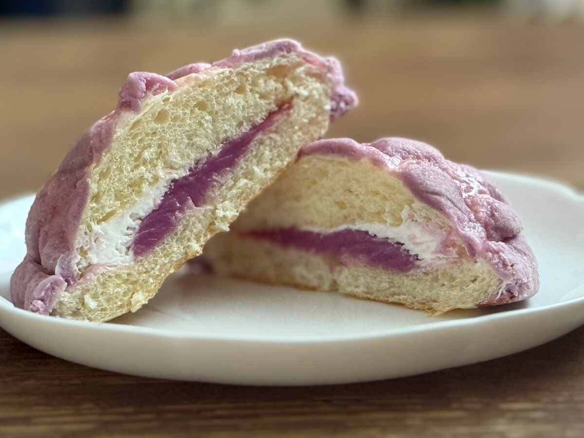 クリームが美味しすぎる【ファミマ】数量限定の藤色メロンパンを紹介