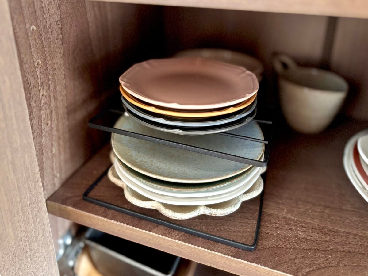 【セリア】の棚おすすめ7選|壁掛け棚や食器棚収納まで