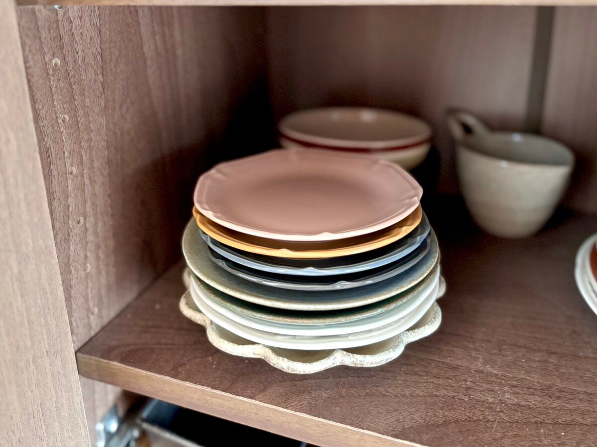 【セリア】の棚おすすめ7選|壁掛け棚や食器棚収納まで