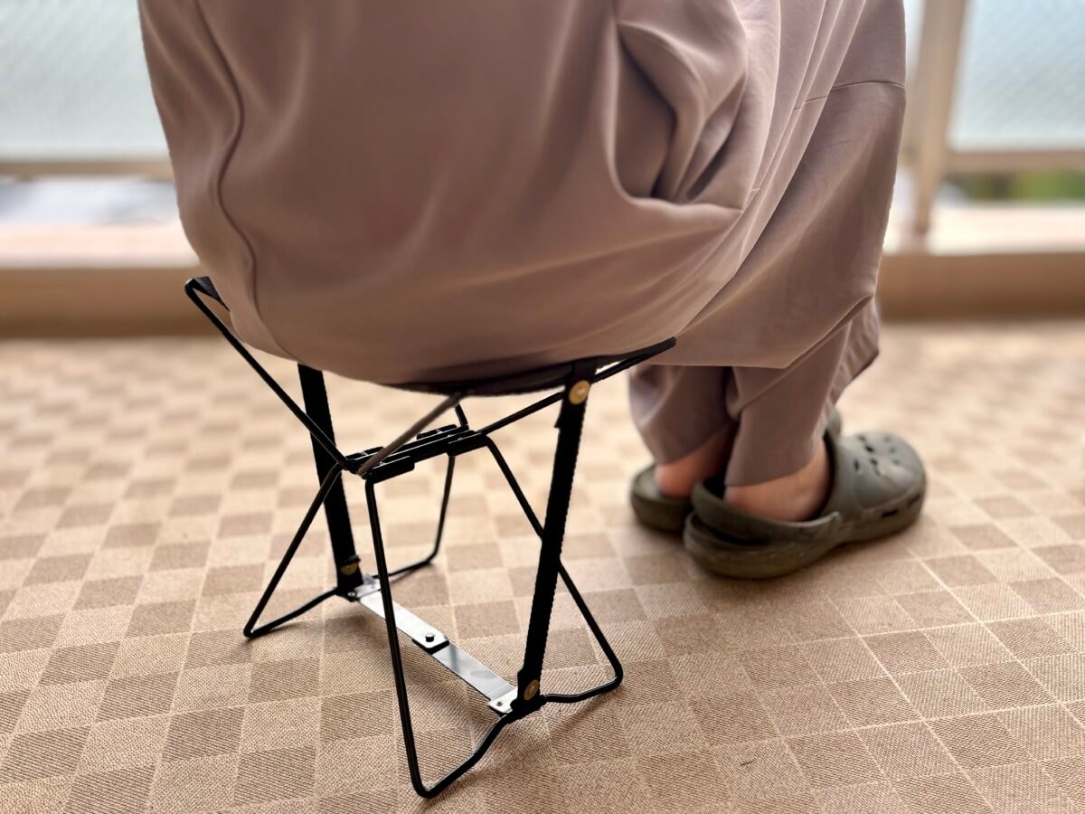 【キャンドゥ】折りたたみ椅子が想像以上！100均ぽくない見た目でコスパ最強！