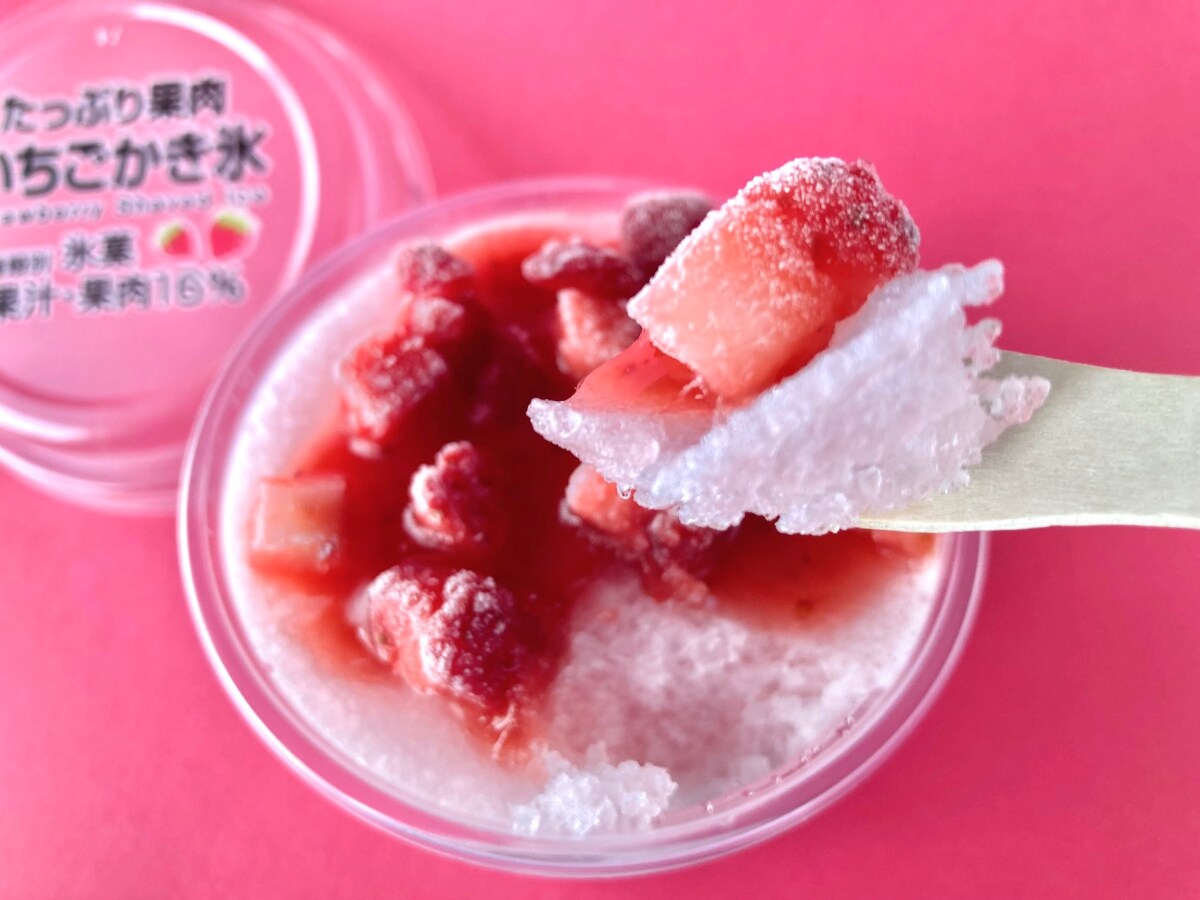 さっぱりした味わいがSNSで好評！【ファミマ限定】いちご果肉がゴロゴロ入ったかき氷