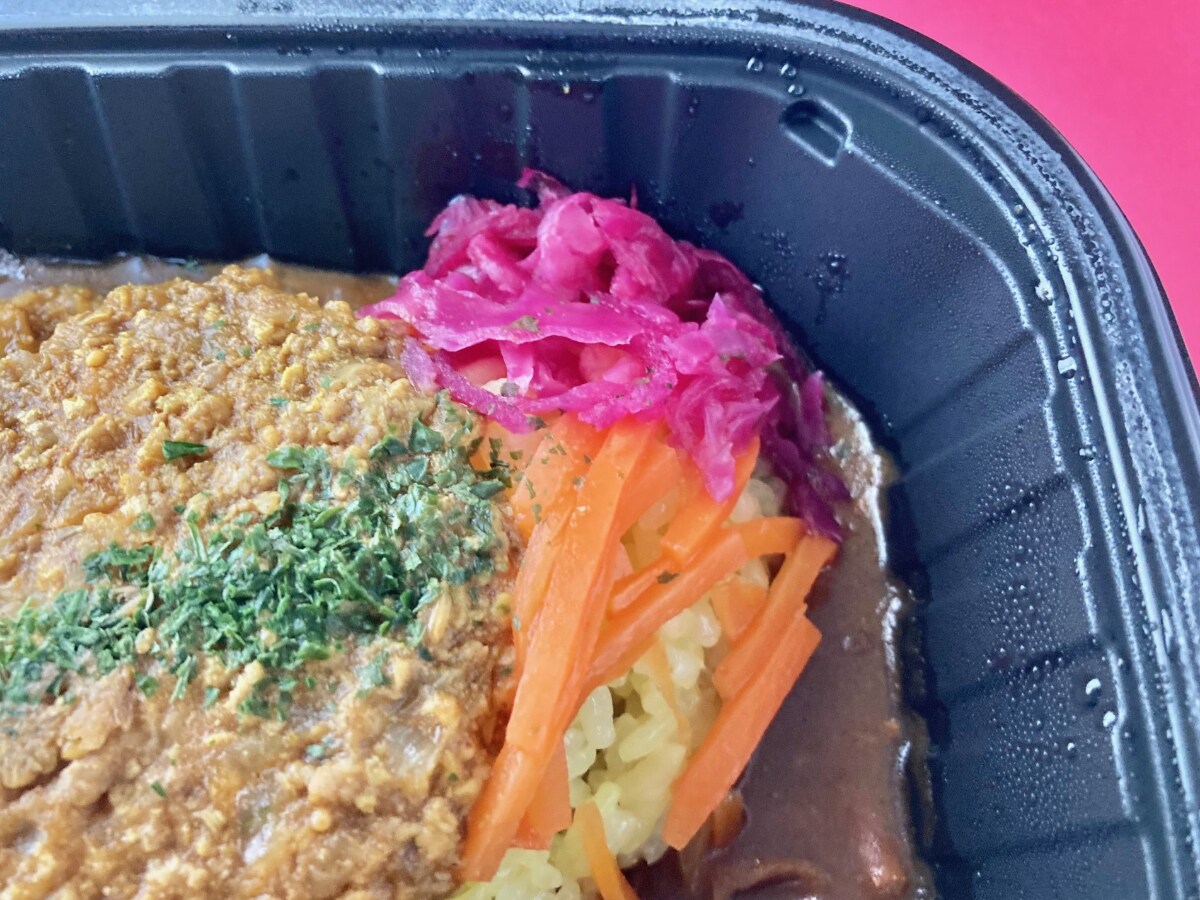 スパイシーでしっかり辛い！【ファミマ】2種類のルーが楽しめるレンチンカレー