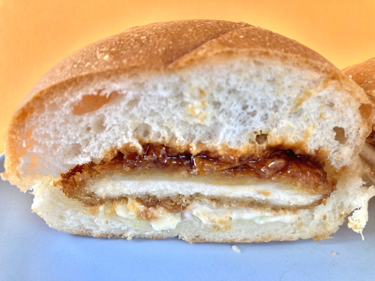 たくさんはみ出てる！！味は薄い！？【ファミマ】ボリュームがヤバいチキンカツバーガー