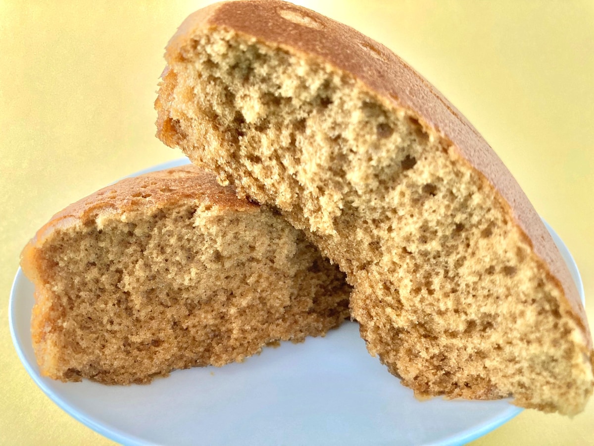 フワッとしてモチモチ!冷やして食べるのもあり!【ローソン】黒糖の味わいが楽しめる蒸しケーキ