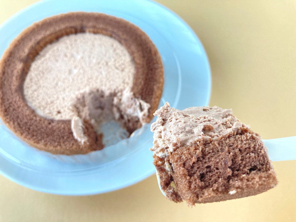 「ガリっとしてウマ！！」【ローソン】今までにない食感のチョコロールケーキ