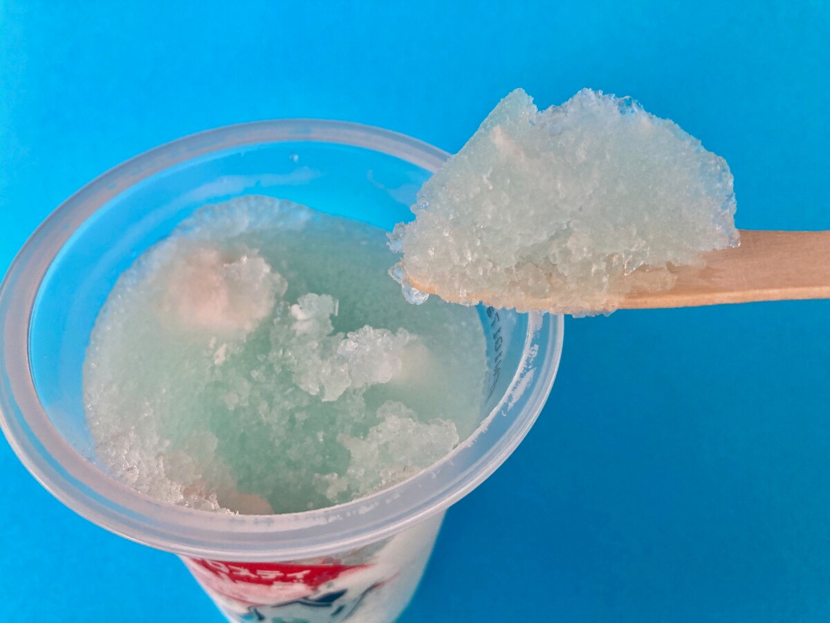 「懐かしい味わい！」「ソーダフロート感！」【ファミマ限定】ラムネソーダのかき氷