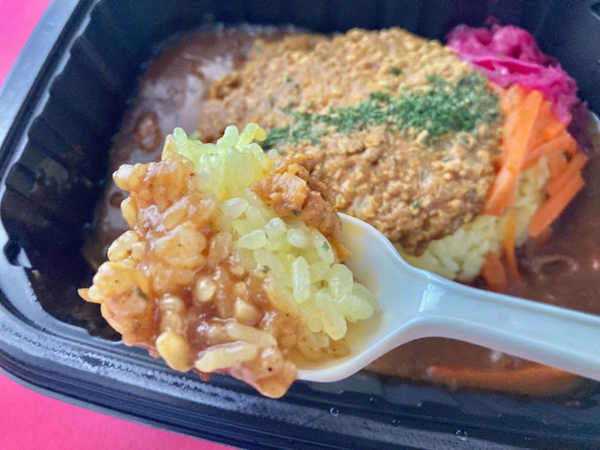 スパイシーでしっかり辛い!【ファミマ】2種類のルーが楽しめるレンチンカレー