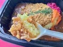 スパイシーでしっかり辛い！【ファミマ】2種類のルーが楽しめるレンチンカレー