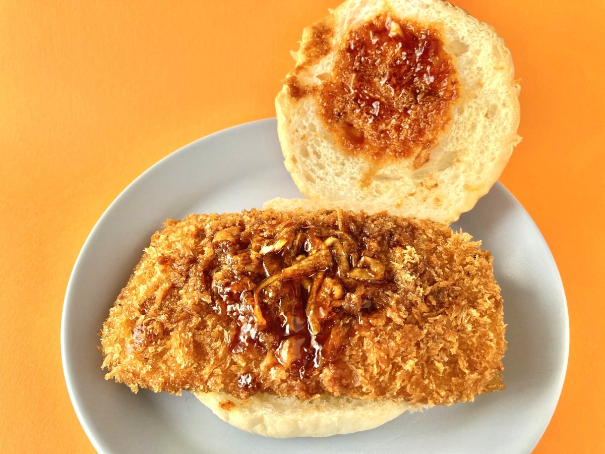 たくさんはみ出てる！！味は薄い！？【ファミマ】ボリュームがヤバいチキンカツバーガー