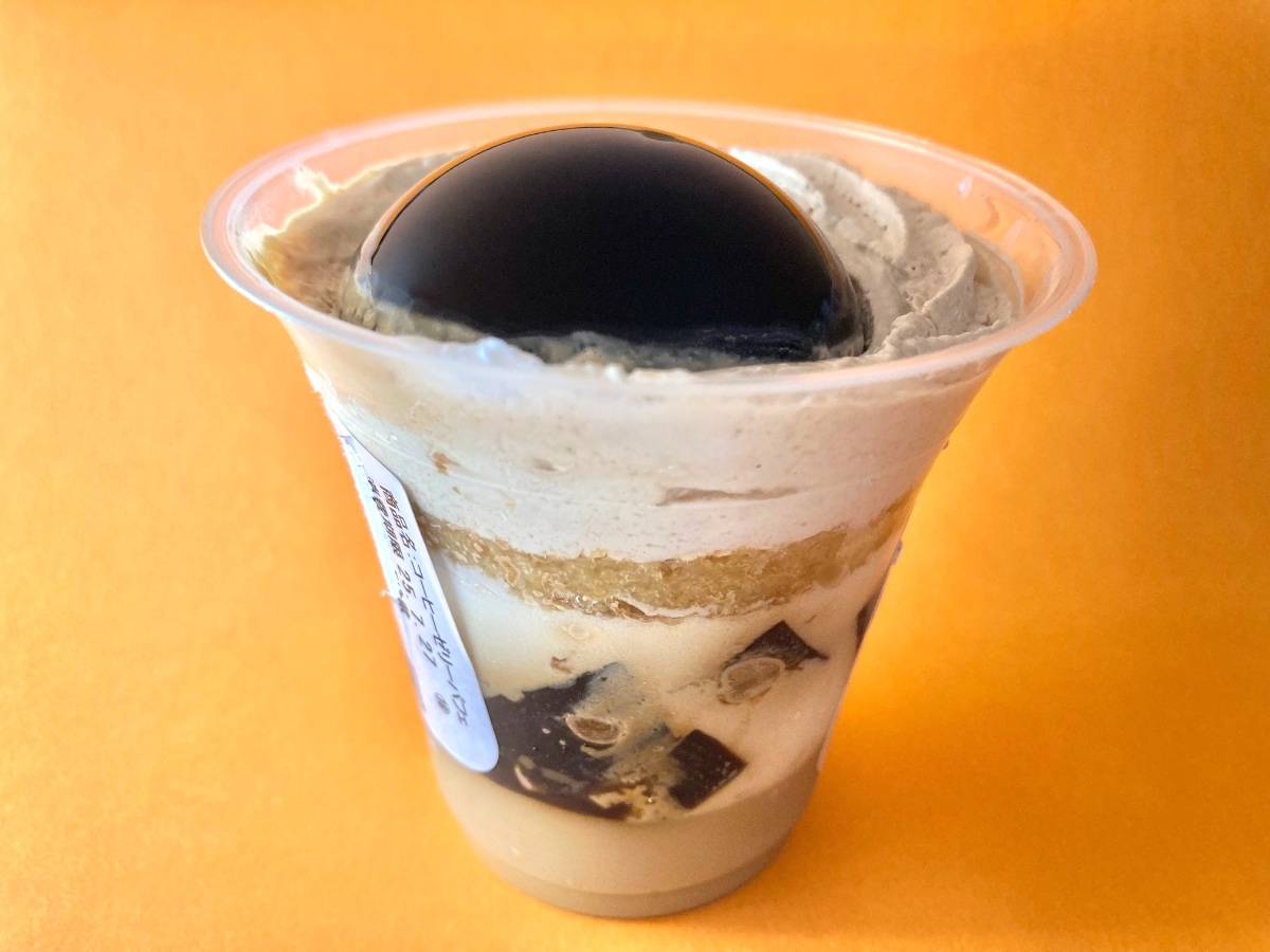 ぷるっぷるで層の全てが美味しい!!【ファミマ】苦味もちょうどいいコーヒーゼリーの多層パフェ