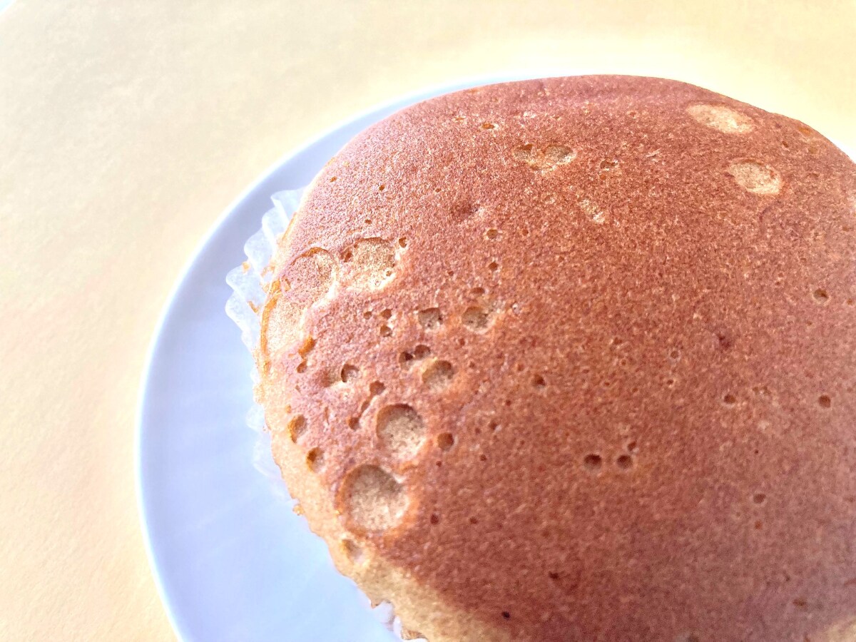 フワッとしてモチモチ！冷やして食べるのもあり！【ローソン】黒糖の味わいが楽しめる蒸しケーキ