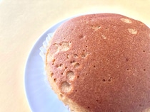 フワッとしてモチモチ！冷やして食べるのもあり！【ローソン】黒糖の味わいが楽しめる蒸しケーキ