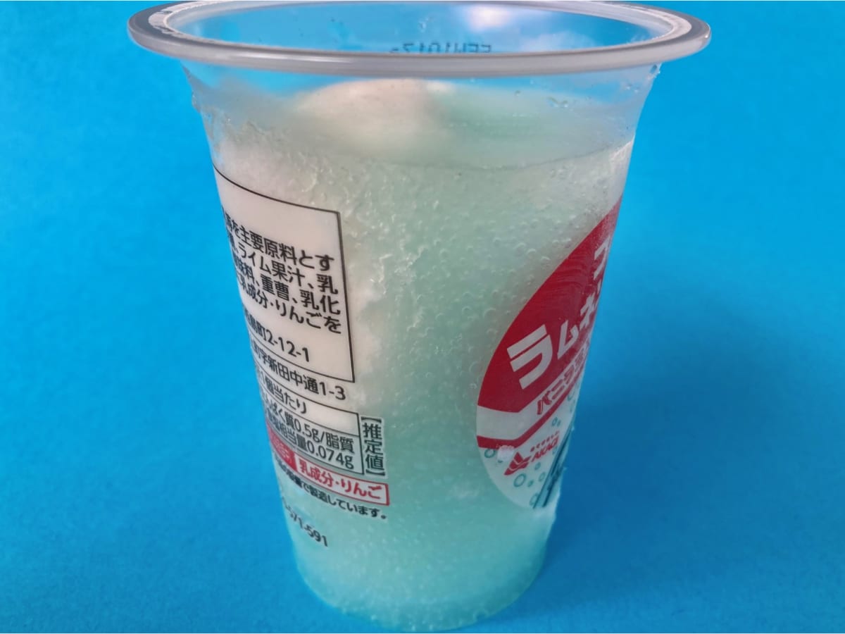 「懐かしい味わい!」「ソーダフロート感!」【ファミマ】レトロ感溢れるラムネソーダのかき氷