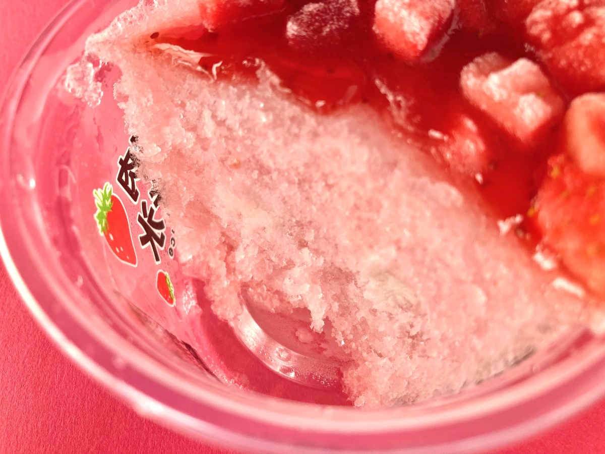 さっぱりした味わいがSNSで好評！【ファミマ限定】いちご果肉がゴロゴロ入ったかき氷