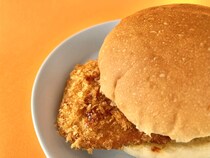 たくさんはみ出てる！！味は薄い！？【ファミマ】ボリュームがヤバいチキンカツバーガー