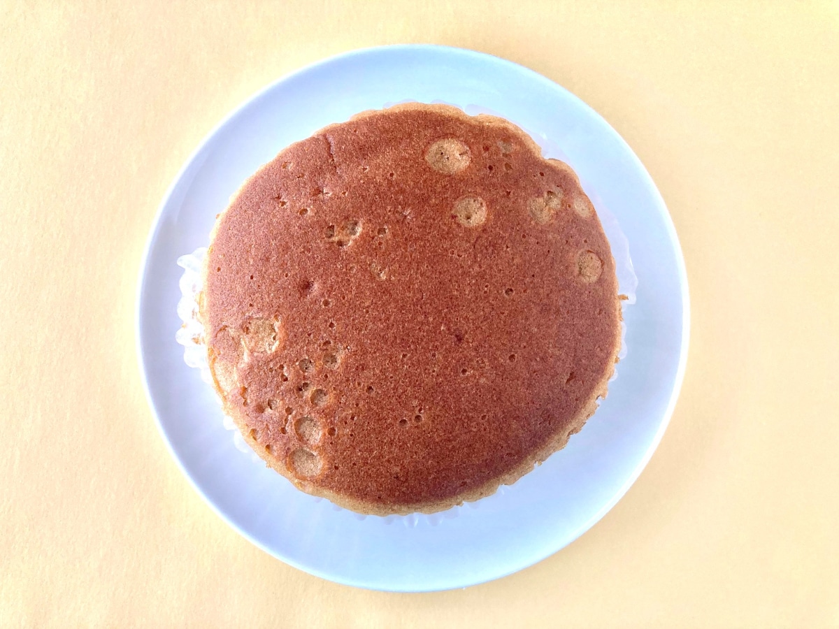 フワッとしてモチモチ!冷やして食べるのもあり!【ローソン】黒糖の味わいが楽しめる蒸しケーキ