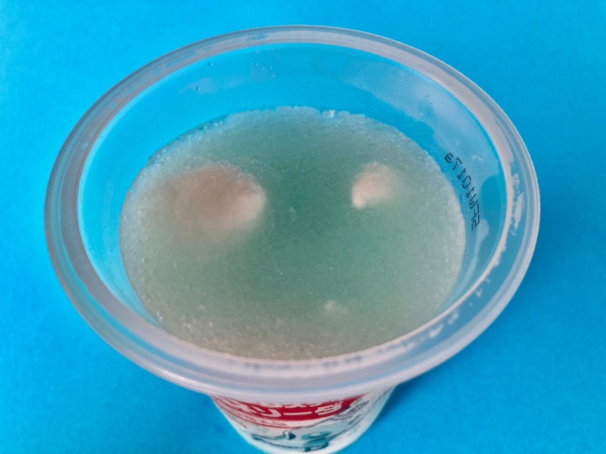 「懐かしい味わい!」「ソーダフロート感!」【ファミマ】レトロ感溢れるラムネソーダのかき氷