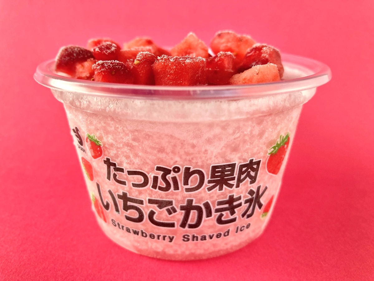 さっぱりした味わいがSNSで好評！【ファミマ限定】いちご果肉がゴロゴロ入ったかき氷