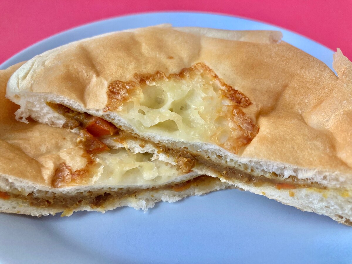 「なぜ平たくした!?」「意外にアリ!?」【ローソン】モチッと食感の平焼きカレーパン