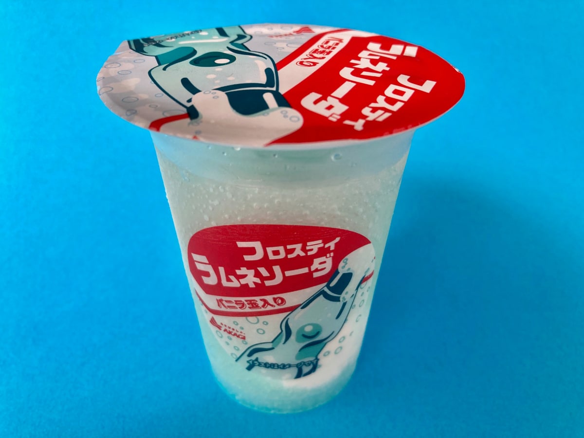 「懐かしい味わい!」「ソーダフロート感!」【ファミマ】レトロ感溢れるラムネソーダのかき氷