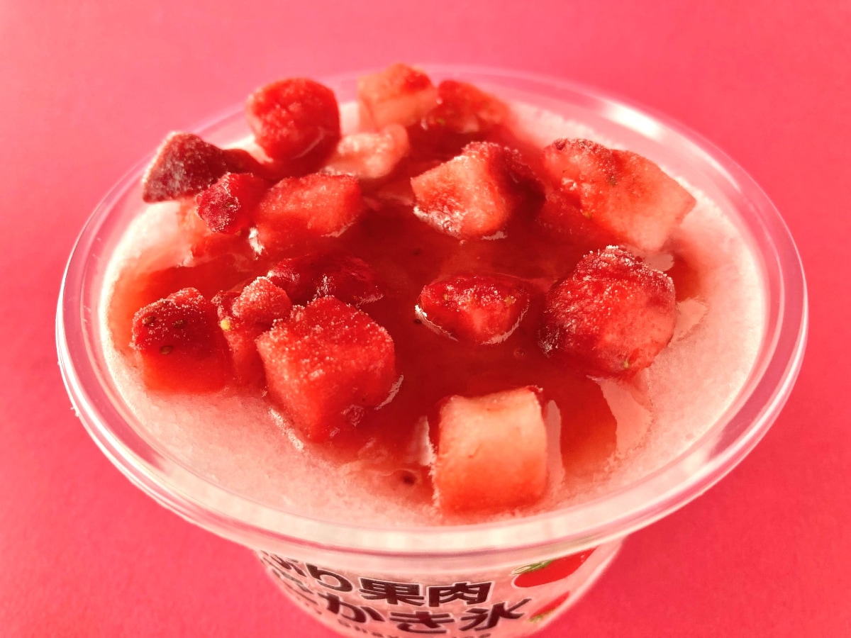 さっぱりした味わいがSNSで好評！【ファミマ限定】いちご果肉がゴロゴロ入ったかき氷