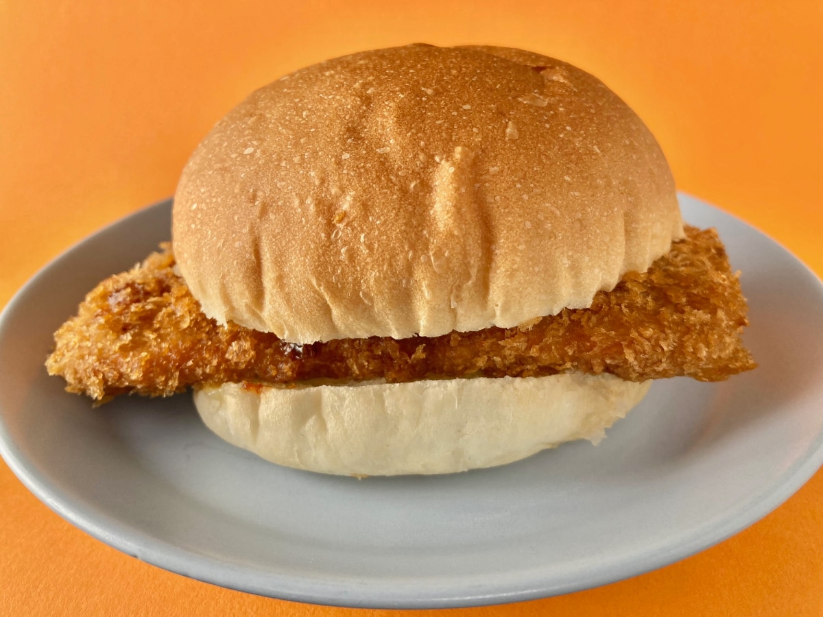 たくさんはみ出てる！！味は薄い！？【ファミマ】ボリュームがヤバいチキンカツバーガー