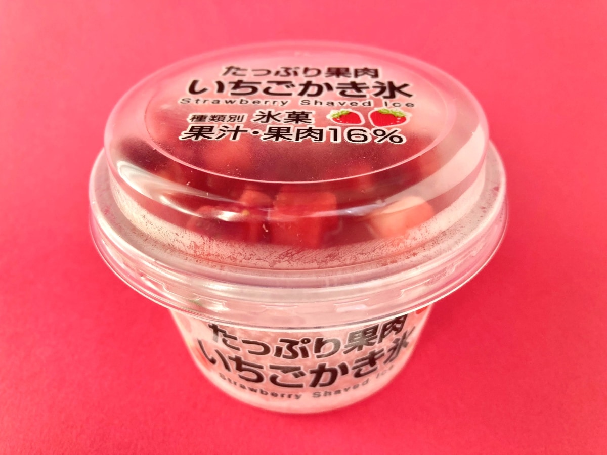 さっぱりした味わいがSNSで好評！【ファミマ限定】いちご果肉がゴロゴロ入ったかき氷