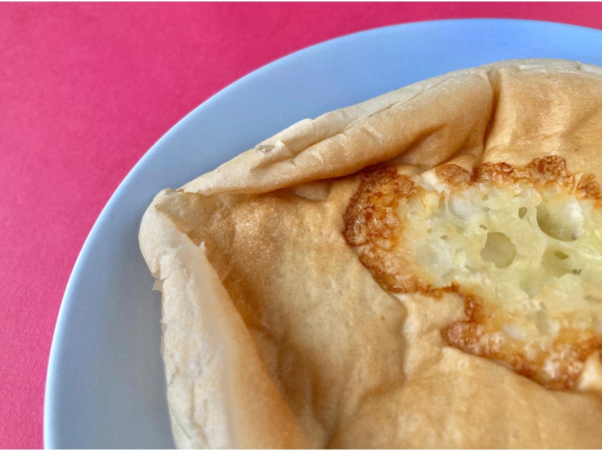 「なぜ平たくした!?」「意外にアリ!?」【ローソン】モチッと食感の平焼きカレーパン