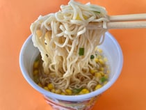 スープは絶品！コーンは賛否あり！？【ファミマ】函館の名店監修の塩ラーメン