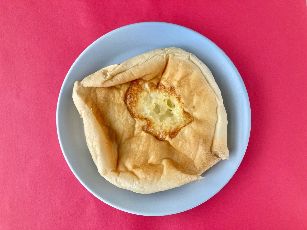 「なぜ平たくした!?」「意外にアリ!?」【ローソン】モチッと食感の平焼きカレーパン