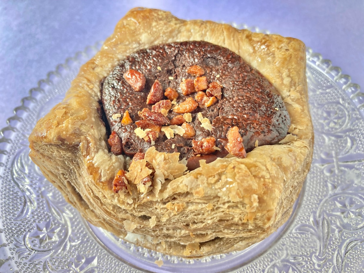 「あぁ……太る太る!」「しあわせ確定!」【ファミマ】ベイクドショコラとホイップパイのスイーツ