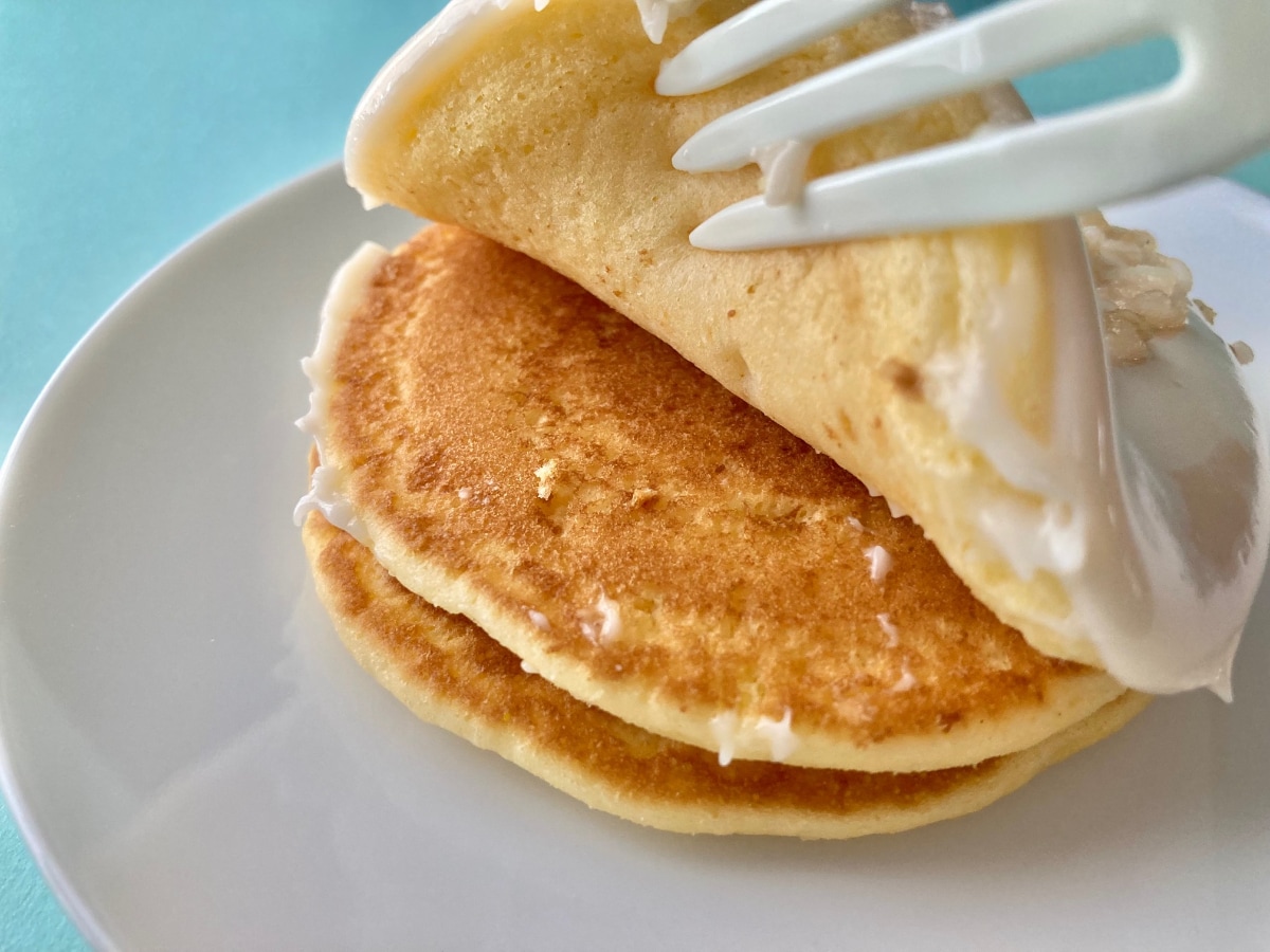 「ウマすぎる!」の声が多数!!【ファミマ】マカダミアナッツソースがかかったパンケーキ