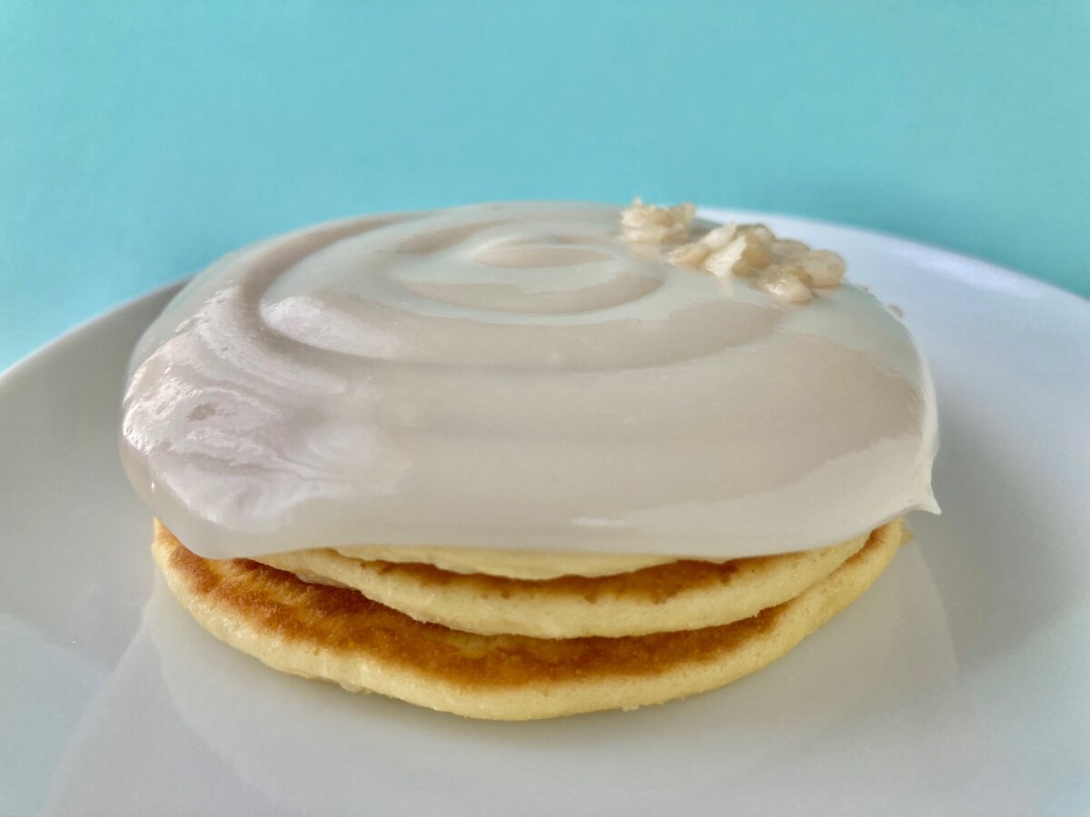 「ウマすぎる！」の声が多数！！【ファミマ】マカダミアナッツソースがかかったパンケーキ