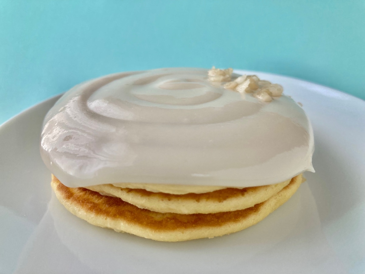 「ウマすぎる!」の声が多数!!【ファミマ】マカダミアナッツソースがかかったパンケーキ