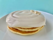 「ウマすぎる！」の声が多数！！【ファミマ】マカダミアナッツソースがかかったパンケーキ