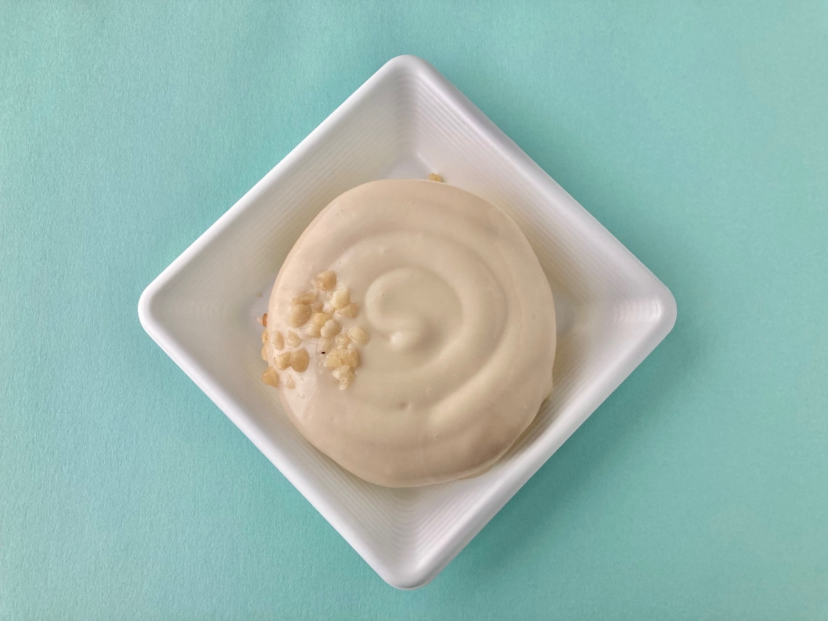 「ウマすぎる!」の声が多数!!【ファミマ】マカダミアナッツソースがかかったパンケーキ