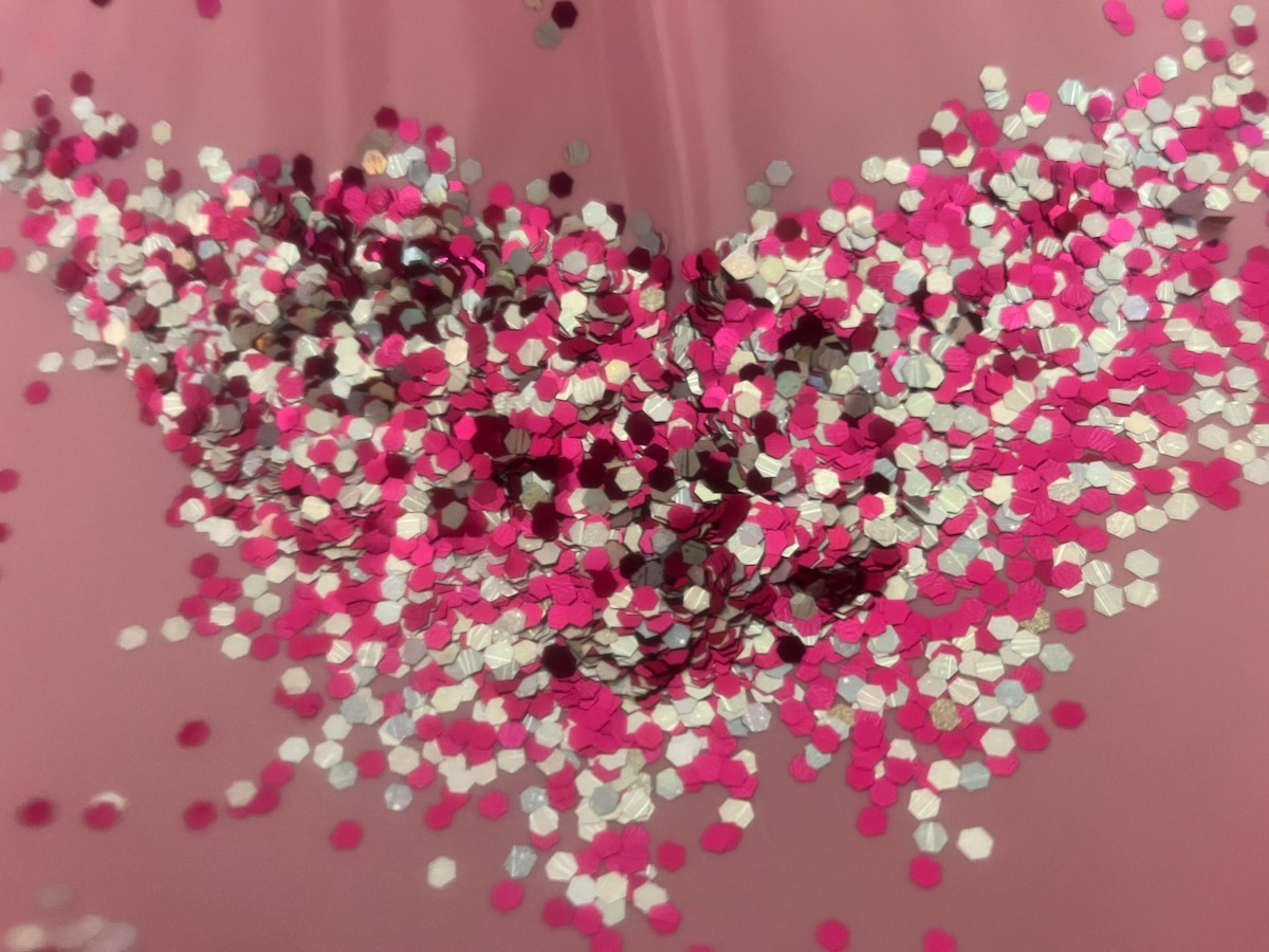 キラキラのラメ入り!「ハート型浮き輪」