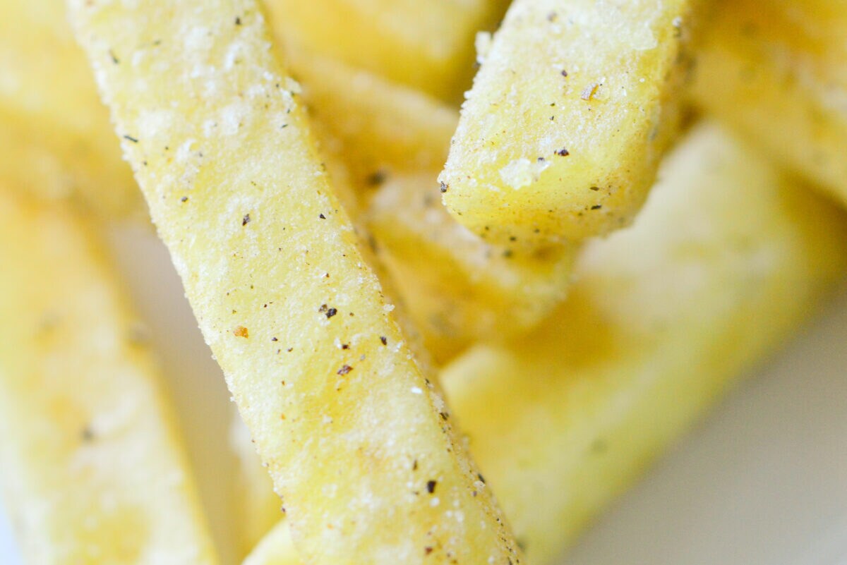 「これ…なかなかウマイ」【セブン】ワインにも合う新作スナックが最高!