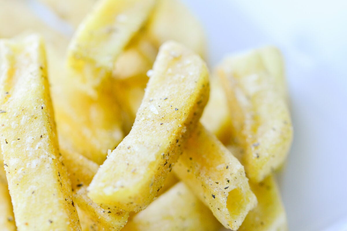 「これ…なかなかウマイ」【セブン】ワインにも合う新作スナックが最高!