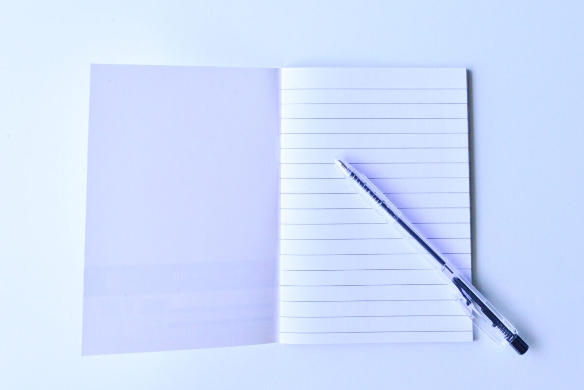 警視庁のXで紹介された「防災ボトル」。ボトルに防災グッズを入れて持ち運べる手軽さと便利さで話題となりました。そこで今回は、100均のセリア・ダイソー・キャンドゥの商品で作った防災ボトルの中身を詳しく紹介。子ども向け防災ボトルのアレンジや防災ポーチとの比較もおこないます。