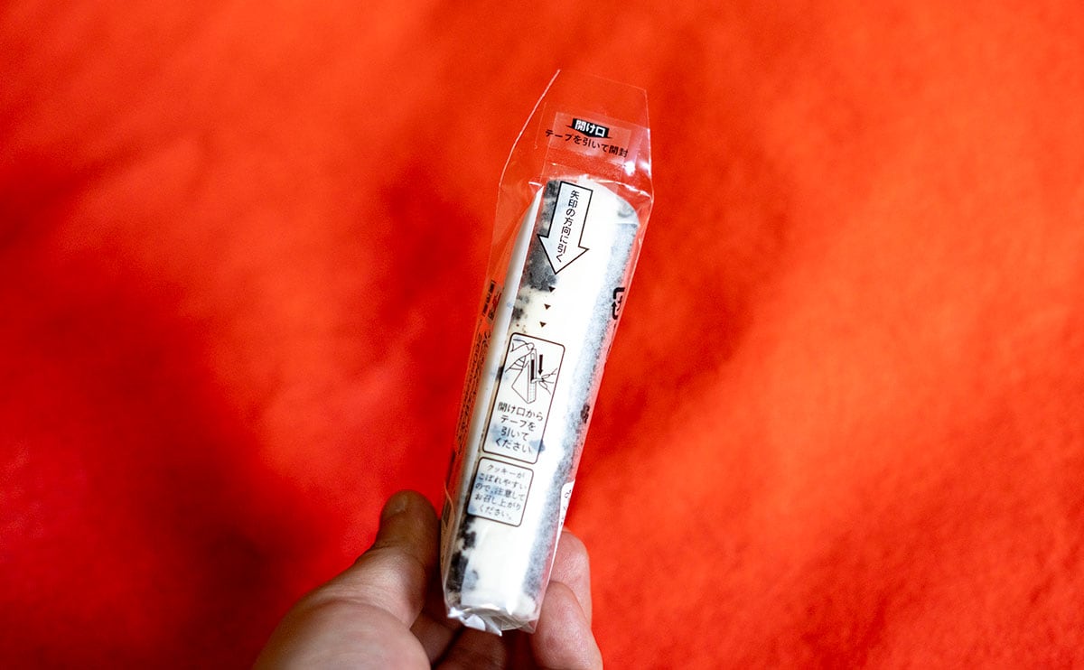 「一個じゃ足りねぇ」【セブン】白黒スイーツの食感にハマりそう!