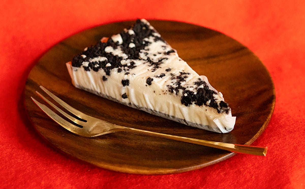 「一個じゃ足りねぇ」【セブン】白黒スイーツの食感にハマりそう!