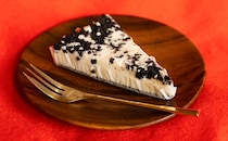 「一個じゃ足りねぇ」【セブン】白黒スイーツの食感にハマりそう！