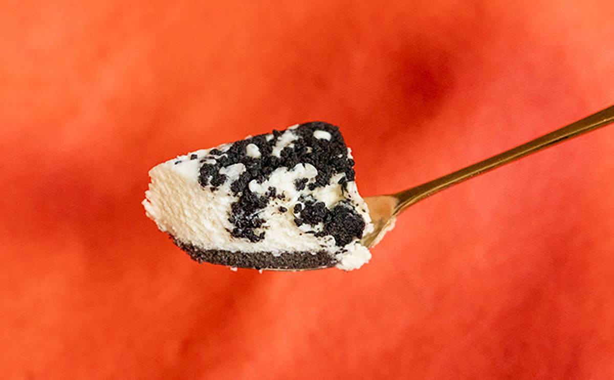 「一個じゃ足りねぇ」【セブン】白黒スイーツの食感にハマりそう!