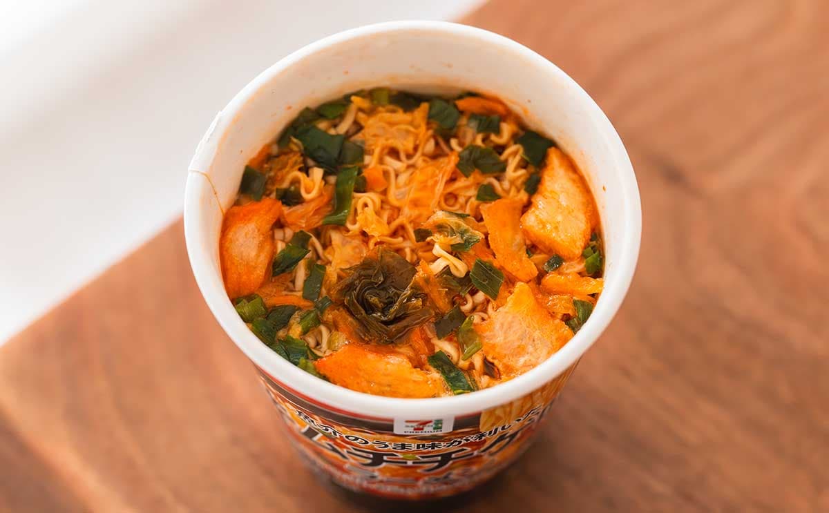 「ガチ美味い」「スープがおいしい」【セブン】新発売カップ麺がクセになる