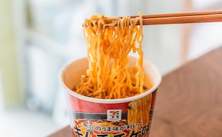 「ガチ美味い」「スープがおいしい」【セブン】新発売カップ麺がクセになる