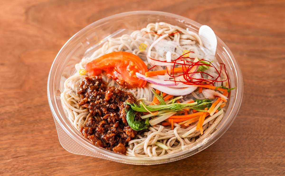 「美味しくてハマった」「二日連続で食べてる」新発売【セブン】新感覚の冷たい麺が残暑にぴったりすぎる