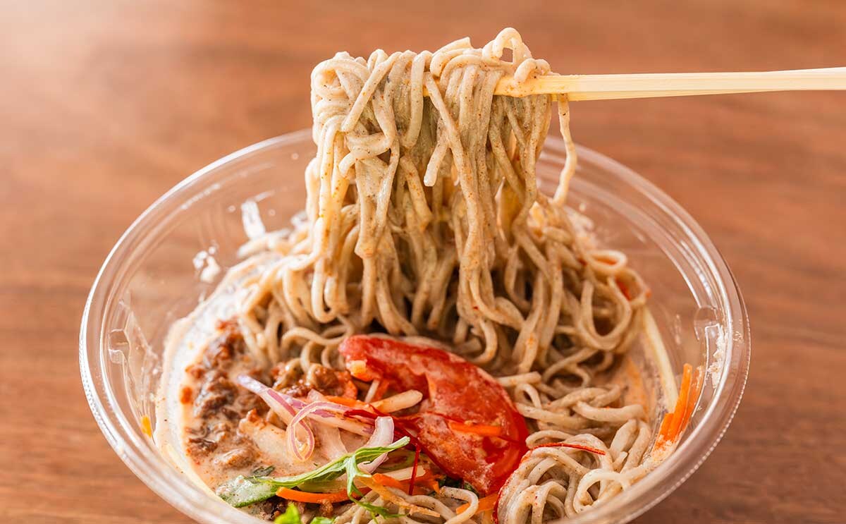 「美味しくてハマった」「二日連続で食べてる」新発売【セブン】新感覚の冷たい麺が残暑にぴったりすぎる
