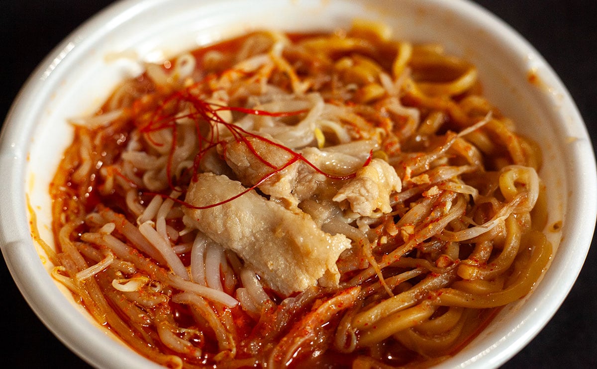 辛すぎるけど中毒性あり!【セブン】の新作『チルド麺』