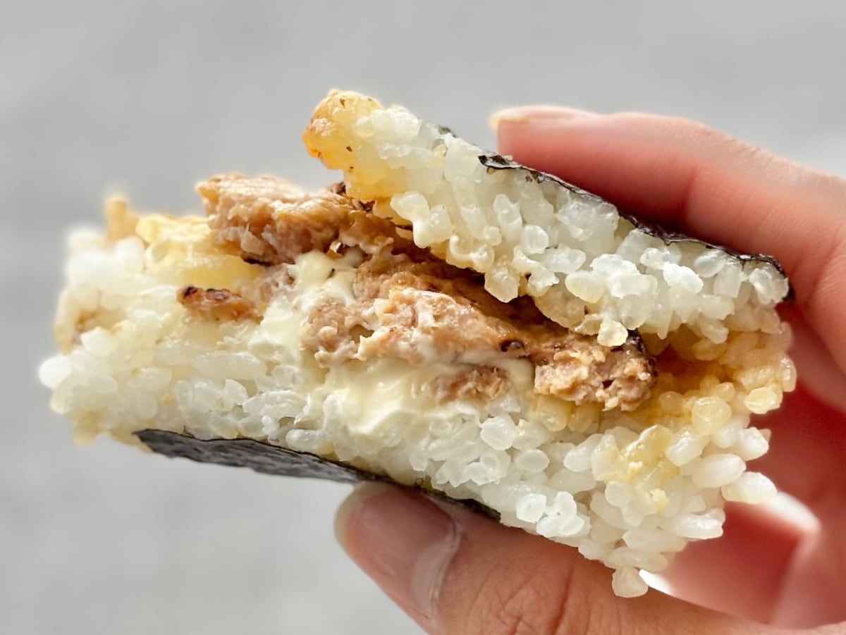 コリコリ食感＆香ばしさがいい感じ！【ファミマ】のおにぎりがリピ確定